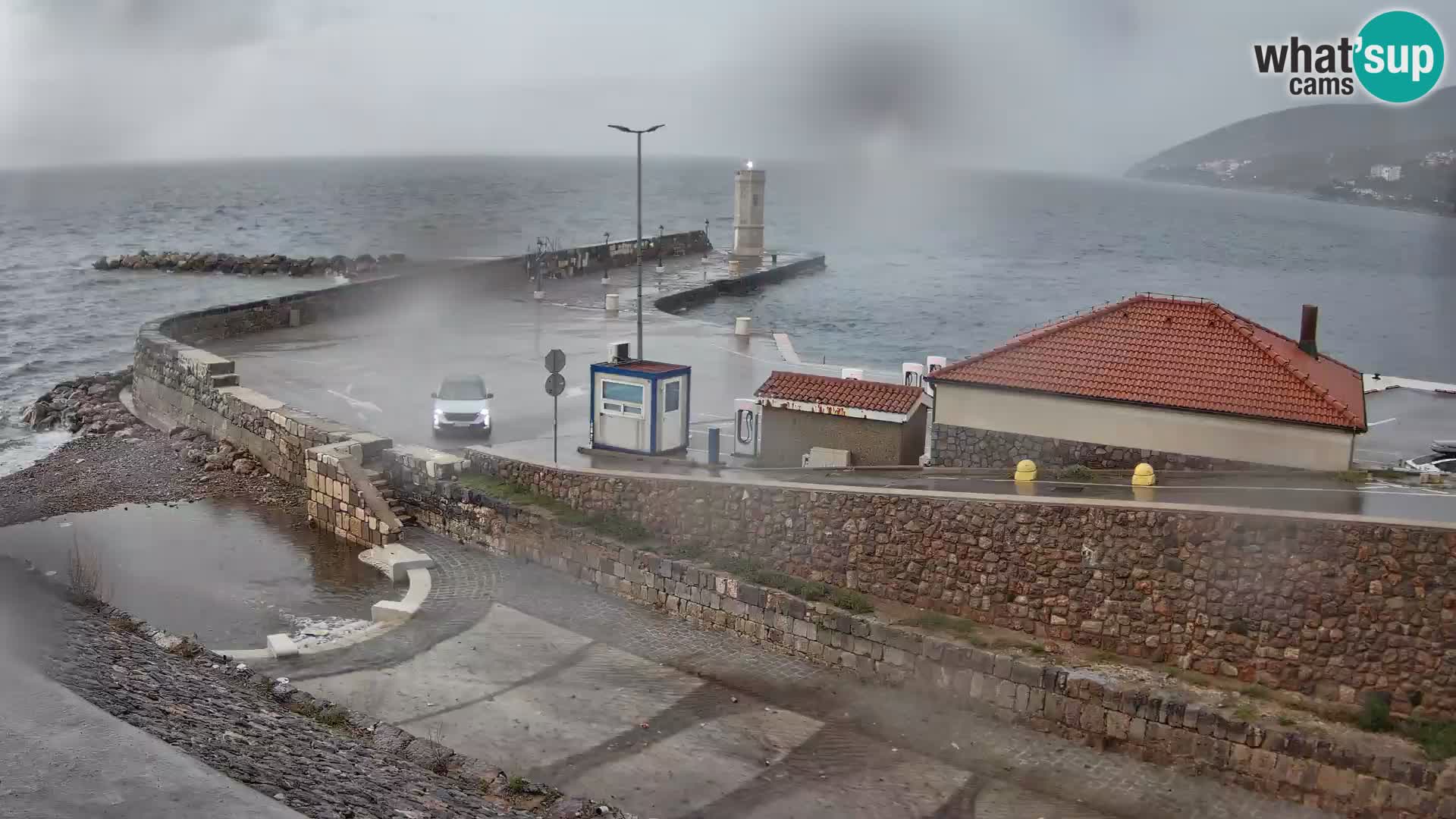 Spletna kamera Senj pristanišče – Pogled na valobran in svetilnik