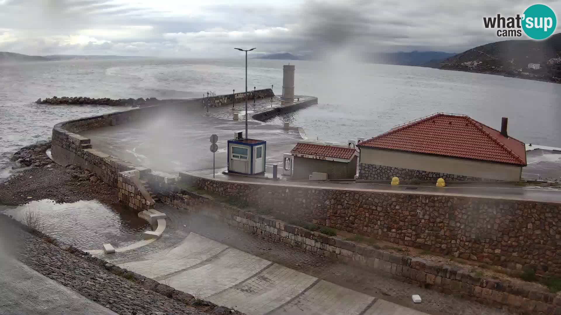 Webcam port de Senj – Vue sur la jetée et le phare