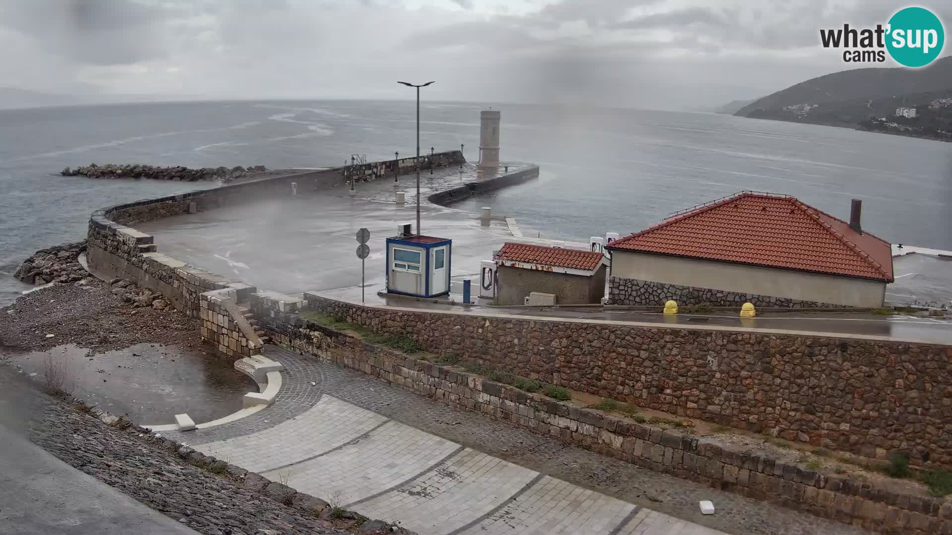 Webcam port de Senj – Vue sur la jetée et le phare