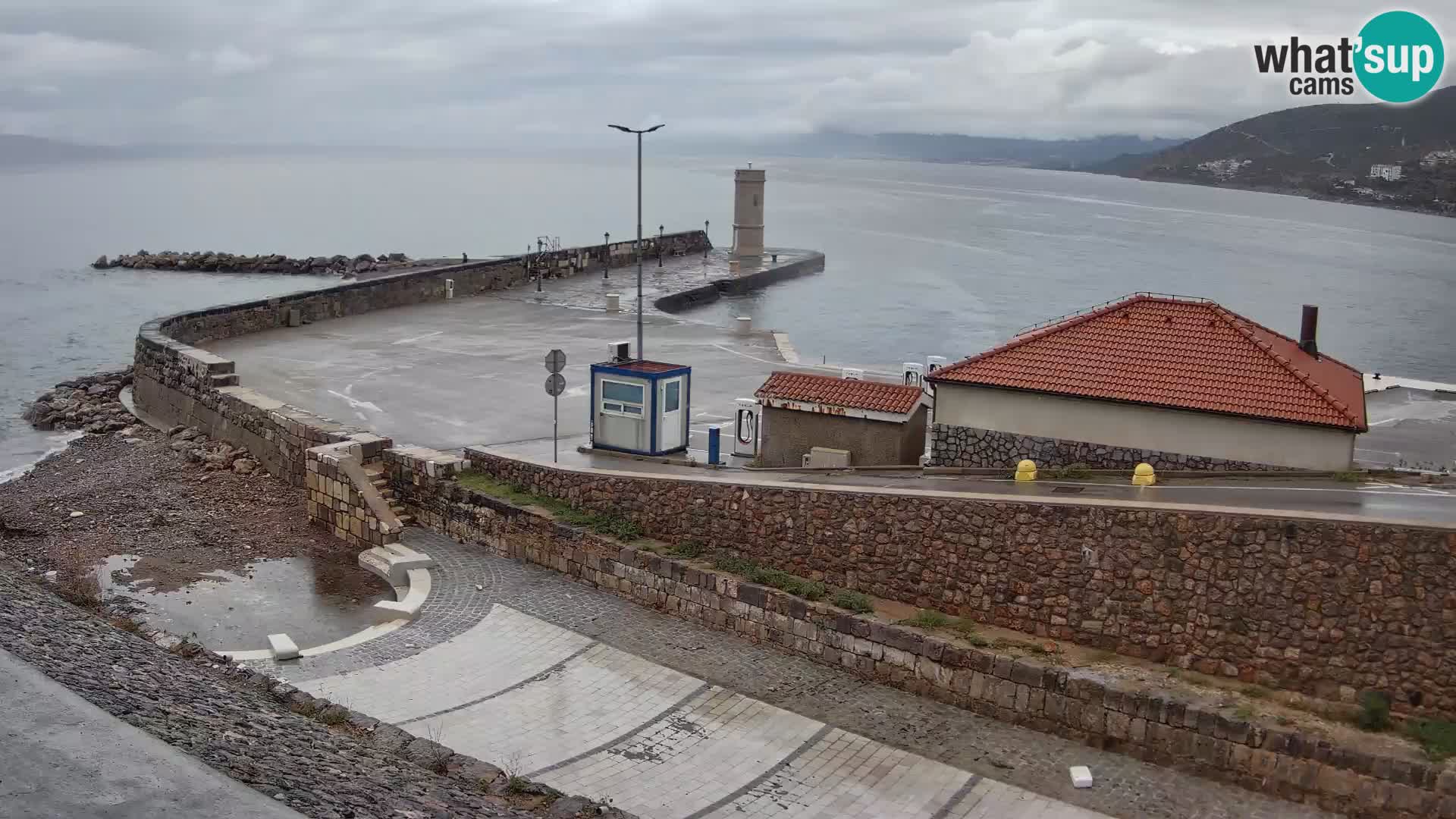 Webcam port de Senj – Vue sur la jetée et le phare