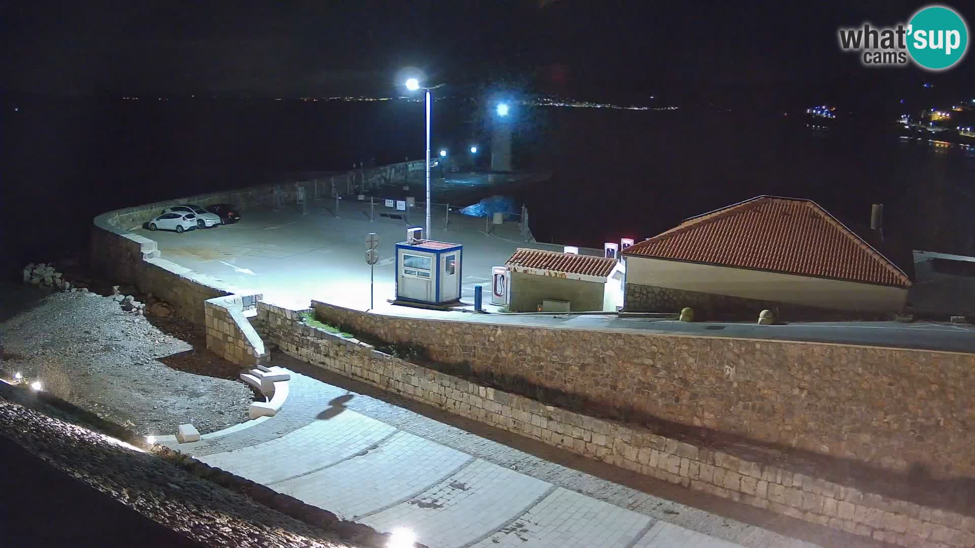 Spletna kamera Senj pristanišče – Pogled na valobran in svetilnik