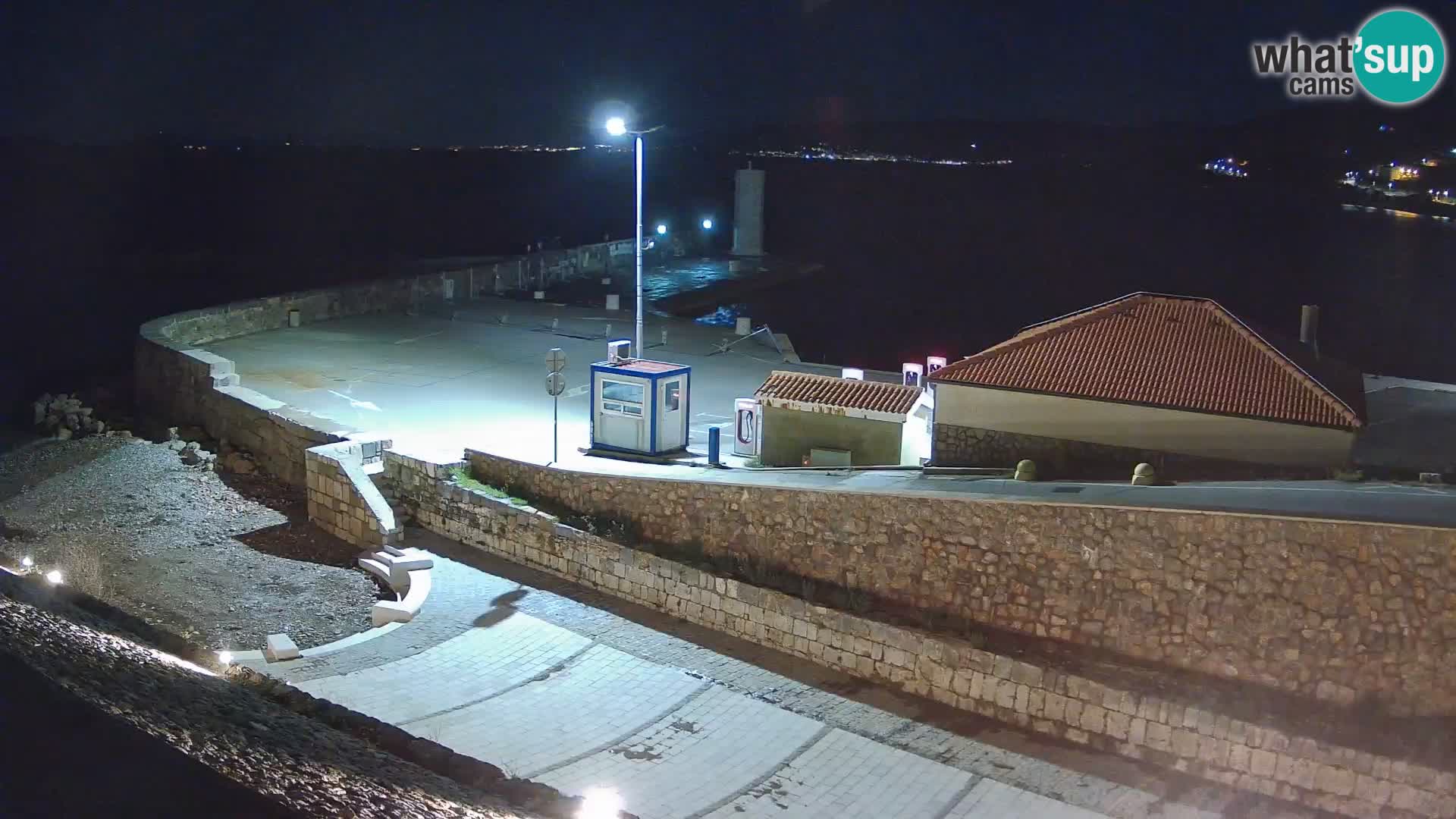 Spletna kamera Senj pristanišče – Pogled na valobran in svetilnik