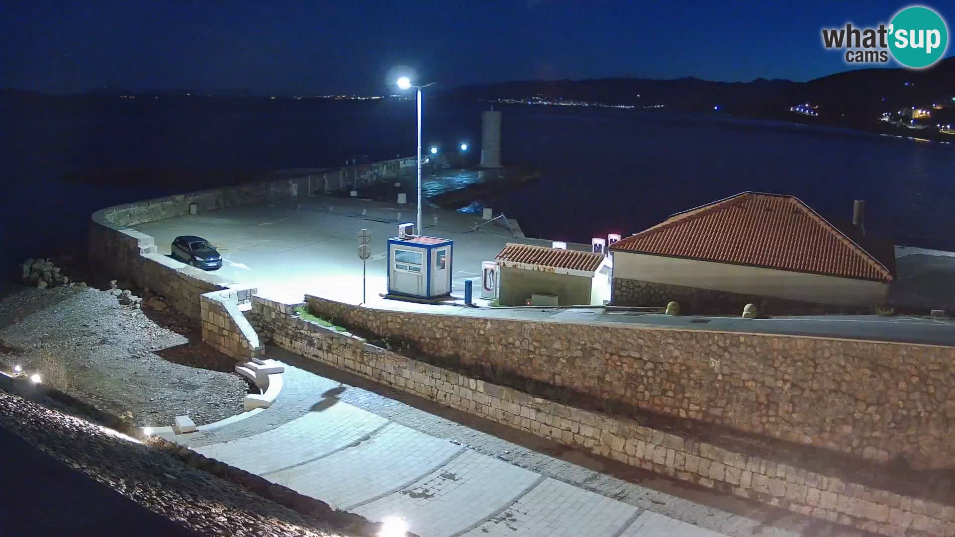Spletna kamera Senj pristanišče – Pogled na valobran in svetilnik
