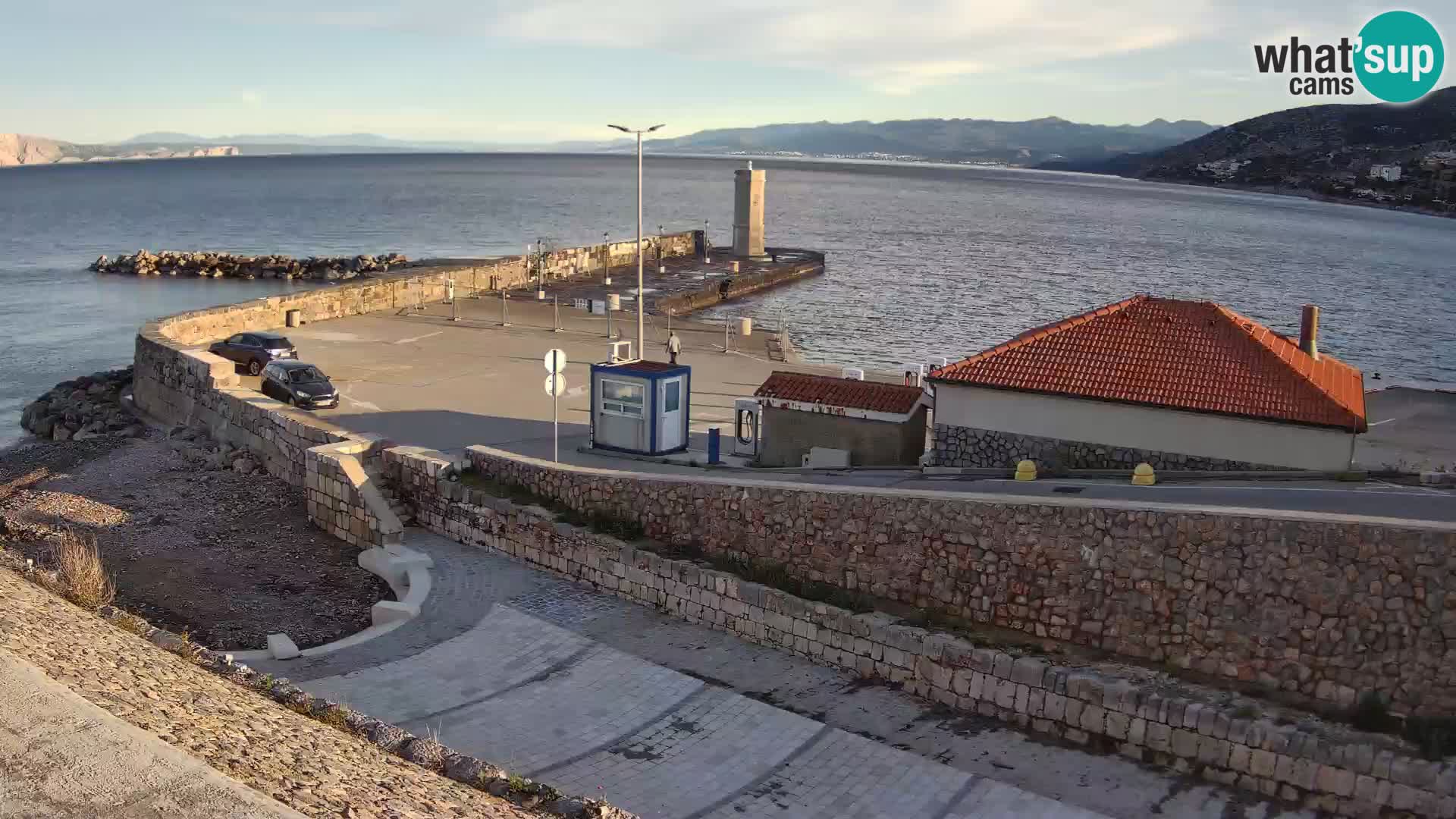 Spletna kamera Senj pristanišče – Pogled na valobran in svetilnik