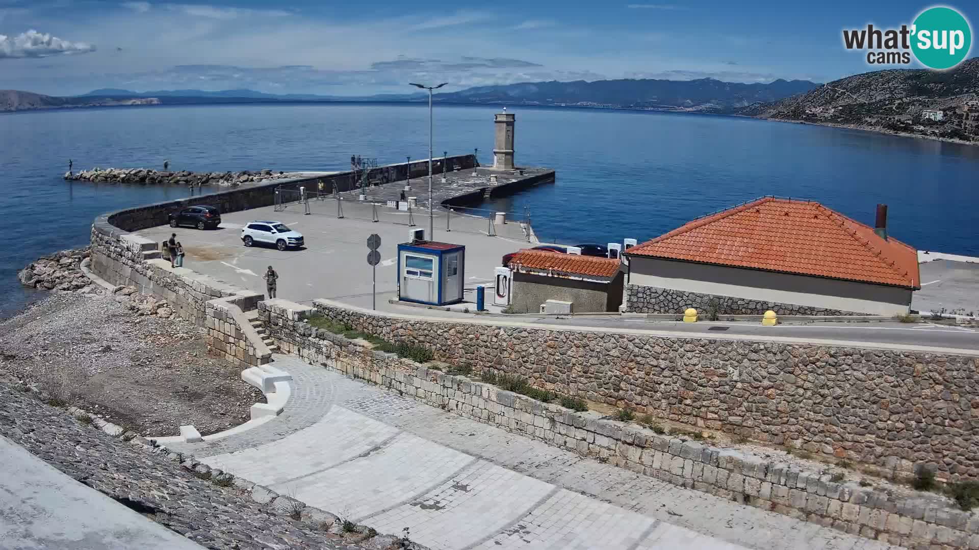 Spletna kamera Senj pristanišče – Pogled na valobran in svetilnik