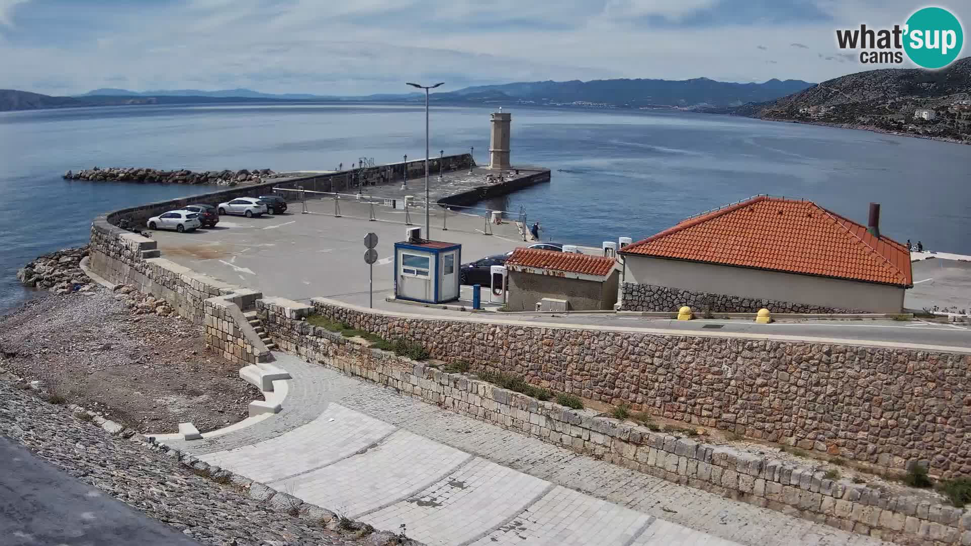 Spletna kamera Senj pristanišče – Pogled na valobran in svetilnik