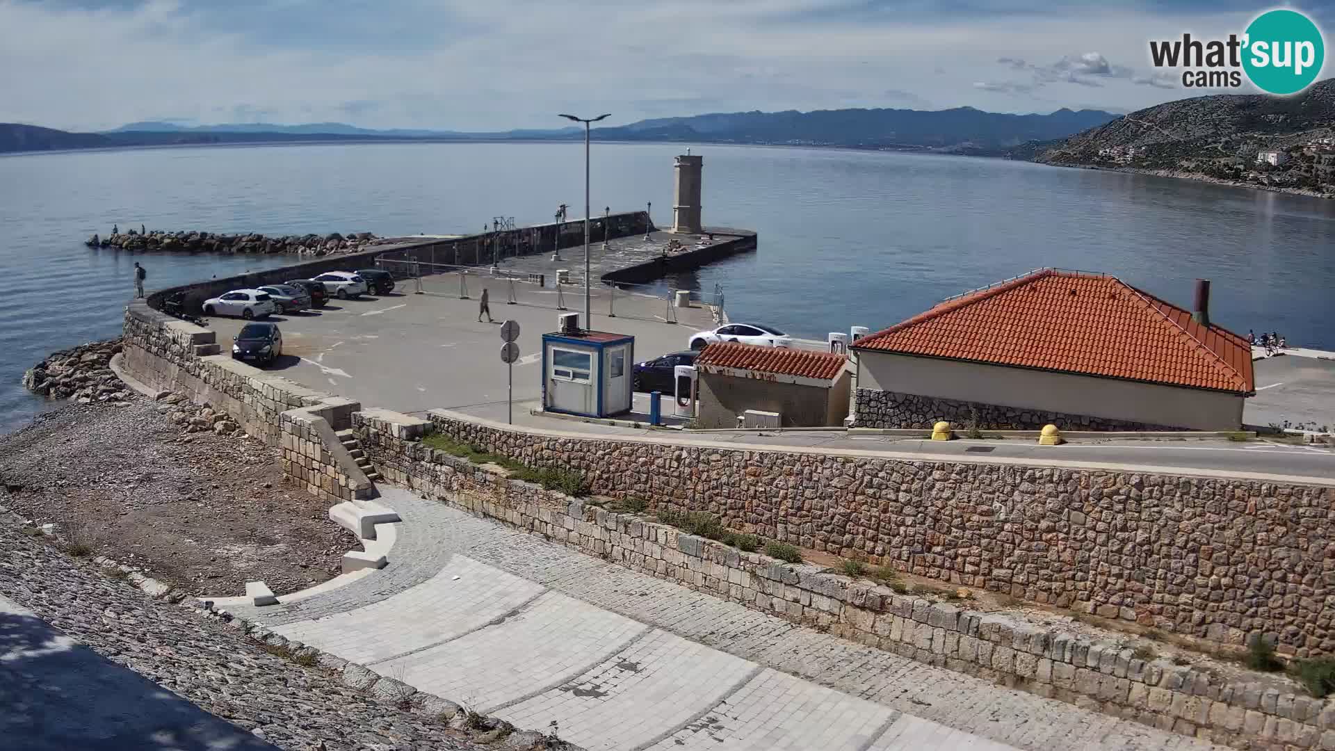 Spletna kamera Senj pristanišče – Pogled na valobran in svetilnik