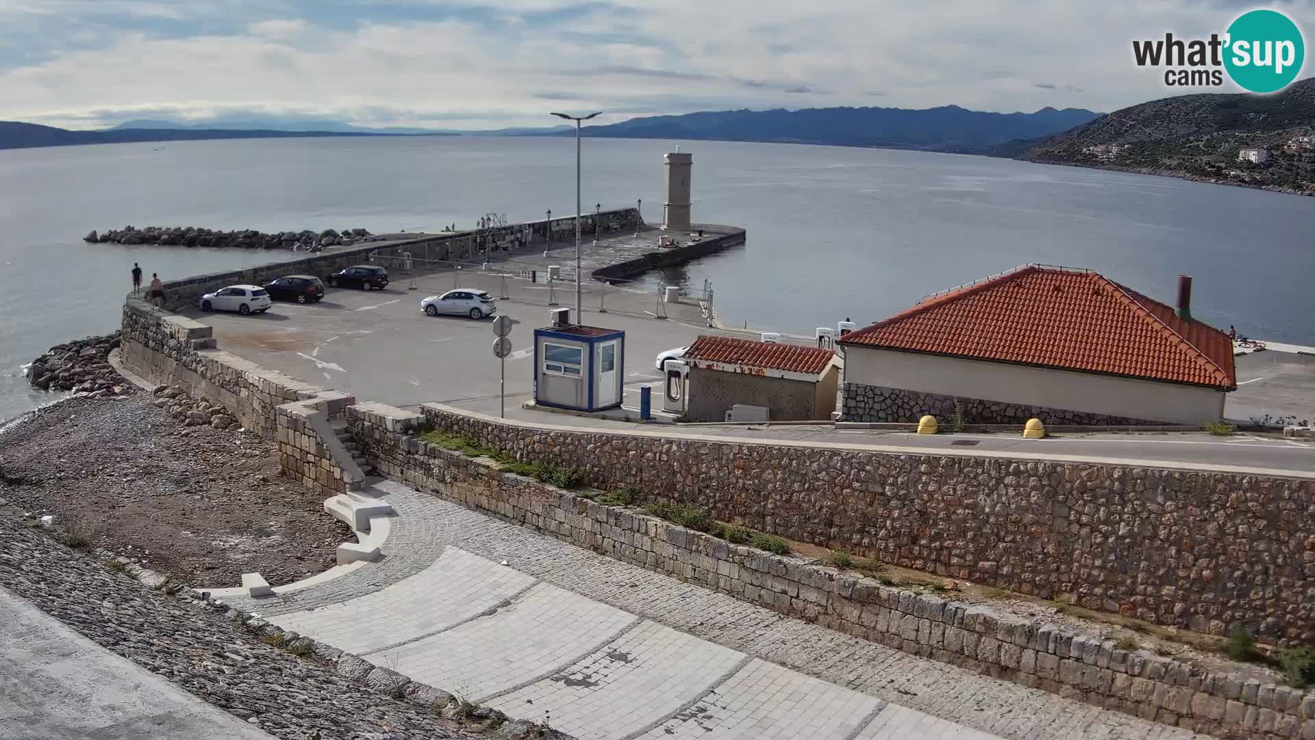 Spletna kamera Senj pristanišče – Pogled na valobran in svetilnik
