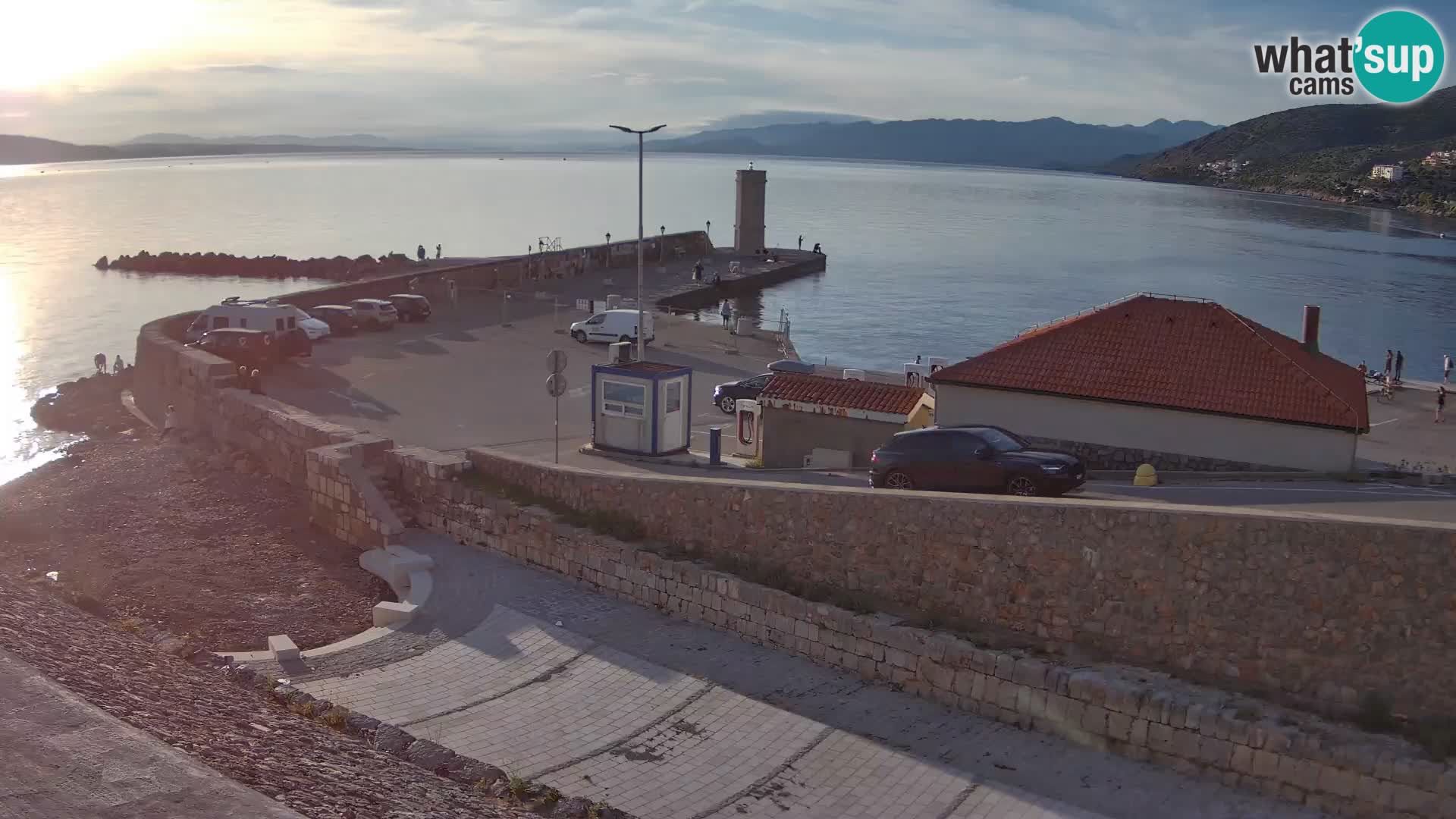 Spletna kamera Senj pristanišče – Pogled na valobran in svetilnik