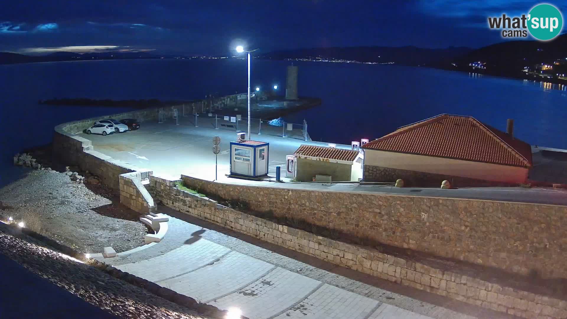 Spletna kamera Senj pristanišče – Pogled na valobran in svetilnik