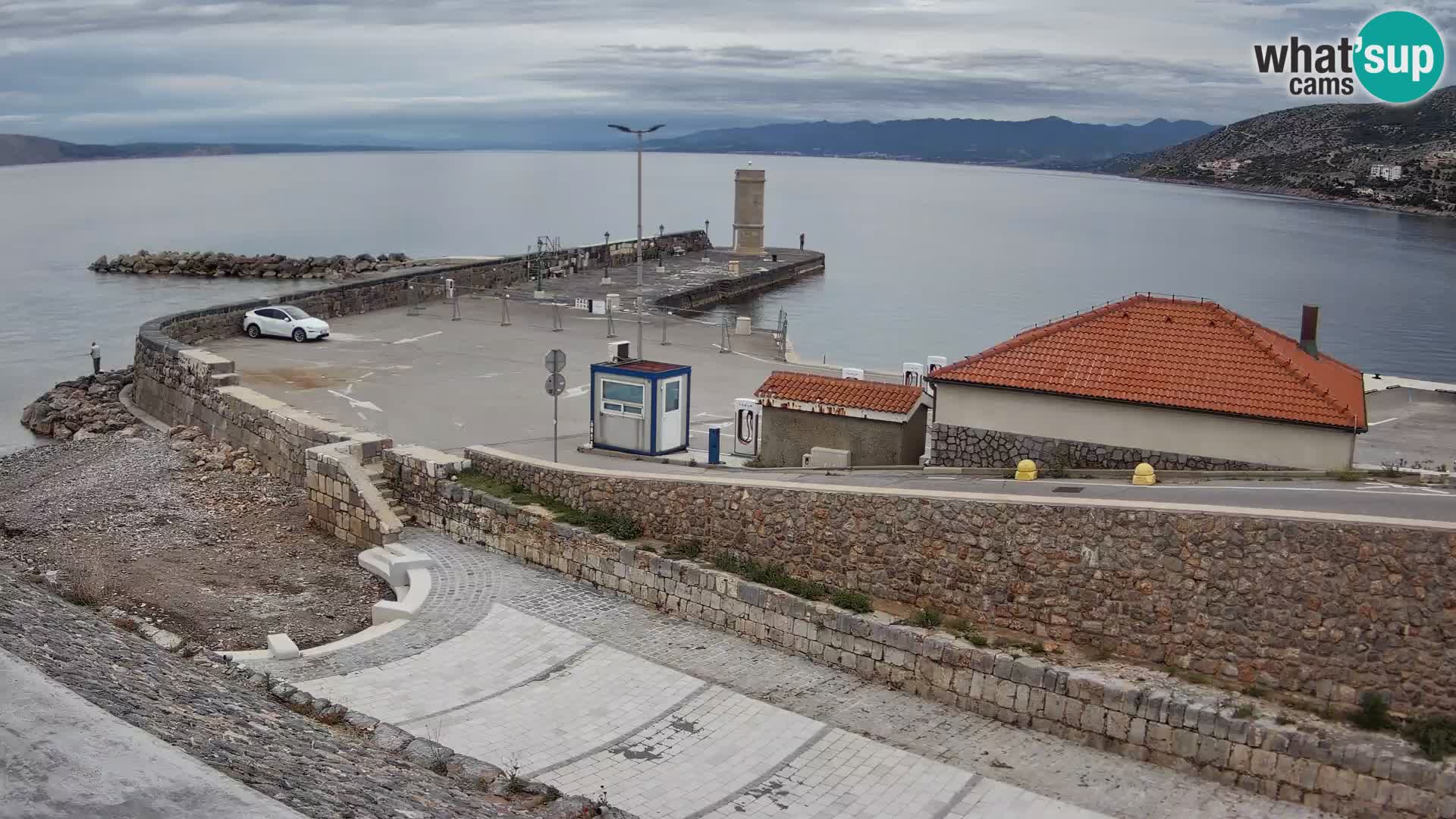 Spletna kamera Senj pristanišče – Pogled na valobran in svetilnik