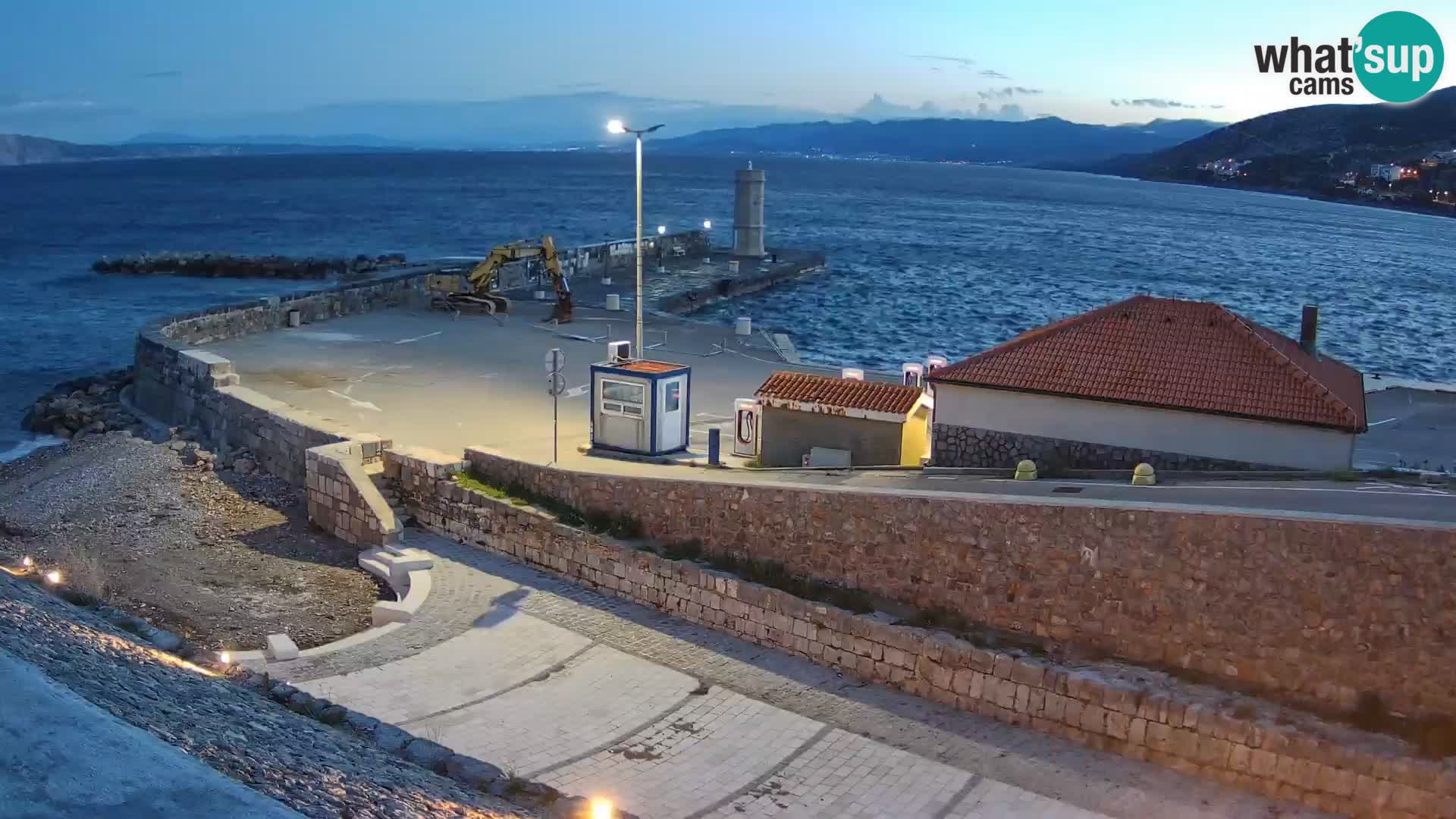 Spletna kamera Senj pristanišče – Pogled na valobran in svetilnik