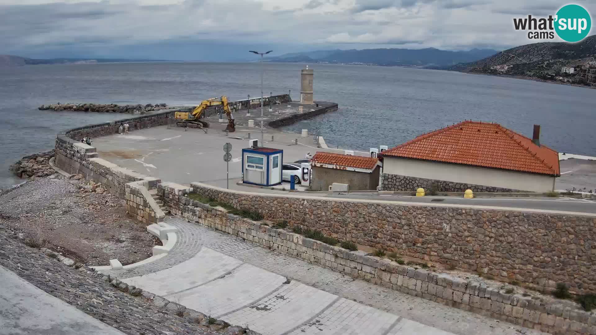 Spletna kamera Senj pristanišče – Pogled na valobran in svetilnik