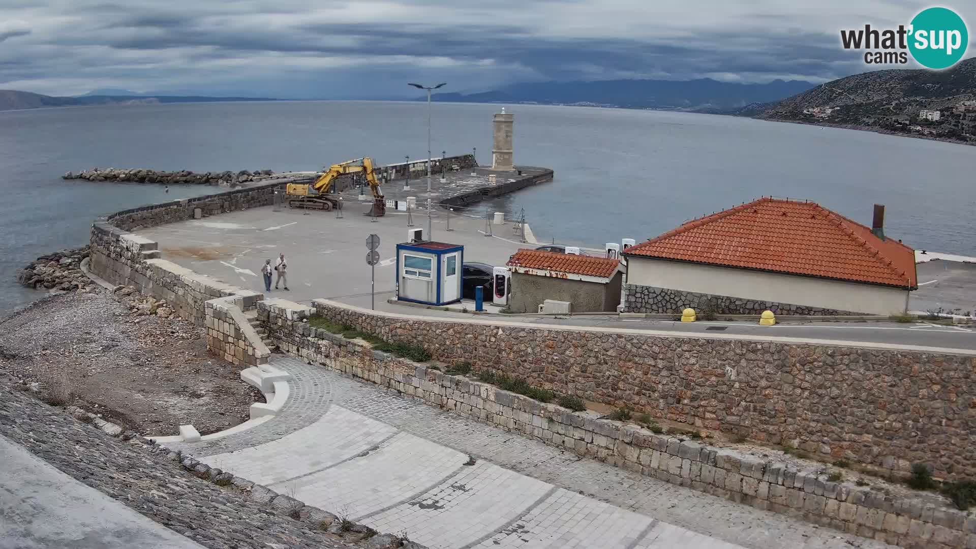 Spletna kamera Senj pristanišče – Pogled na valobran in svetilnik