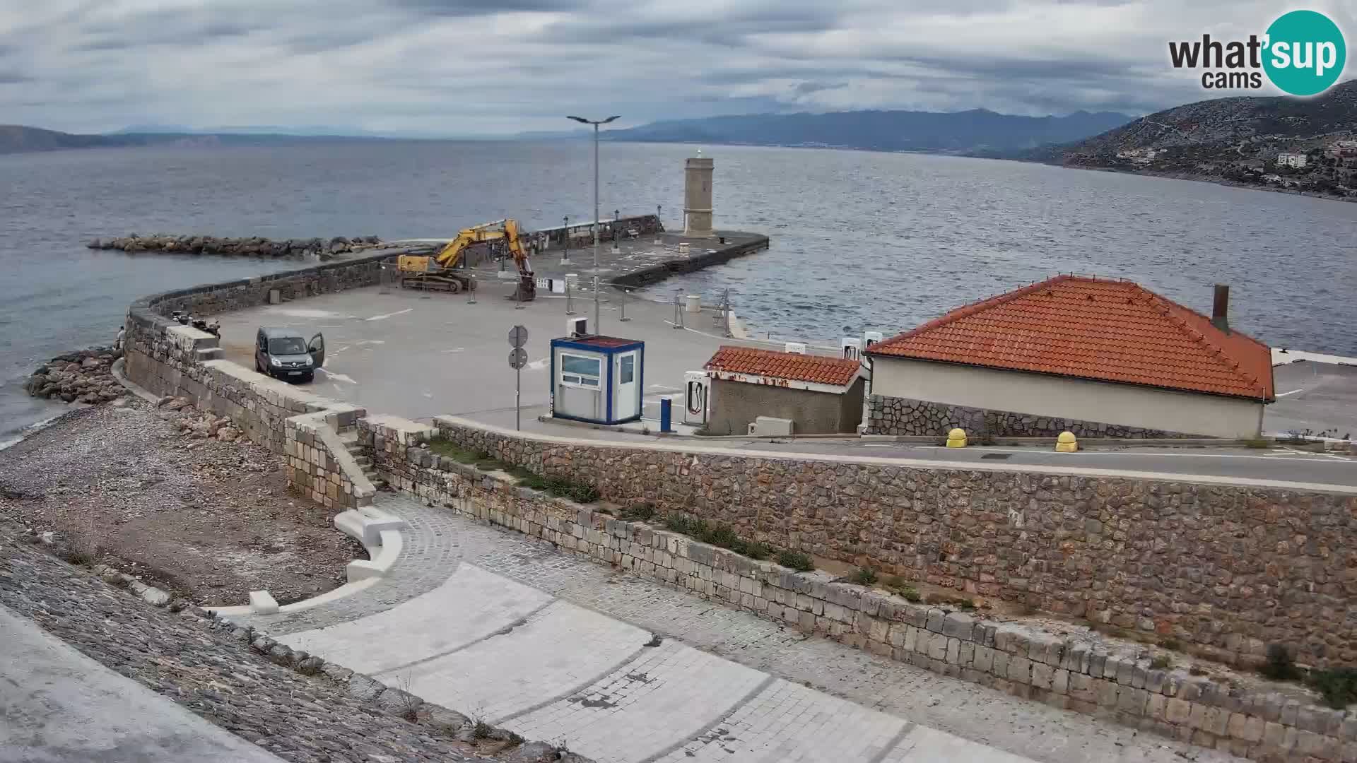 Spletna kamera Senj pristanišče – Pogled na valobran in svetilnik