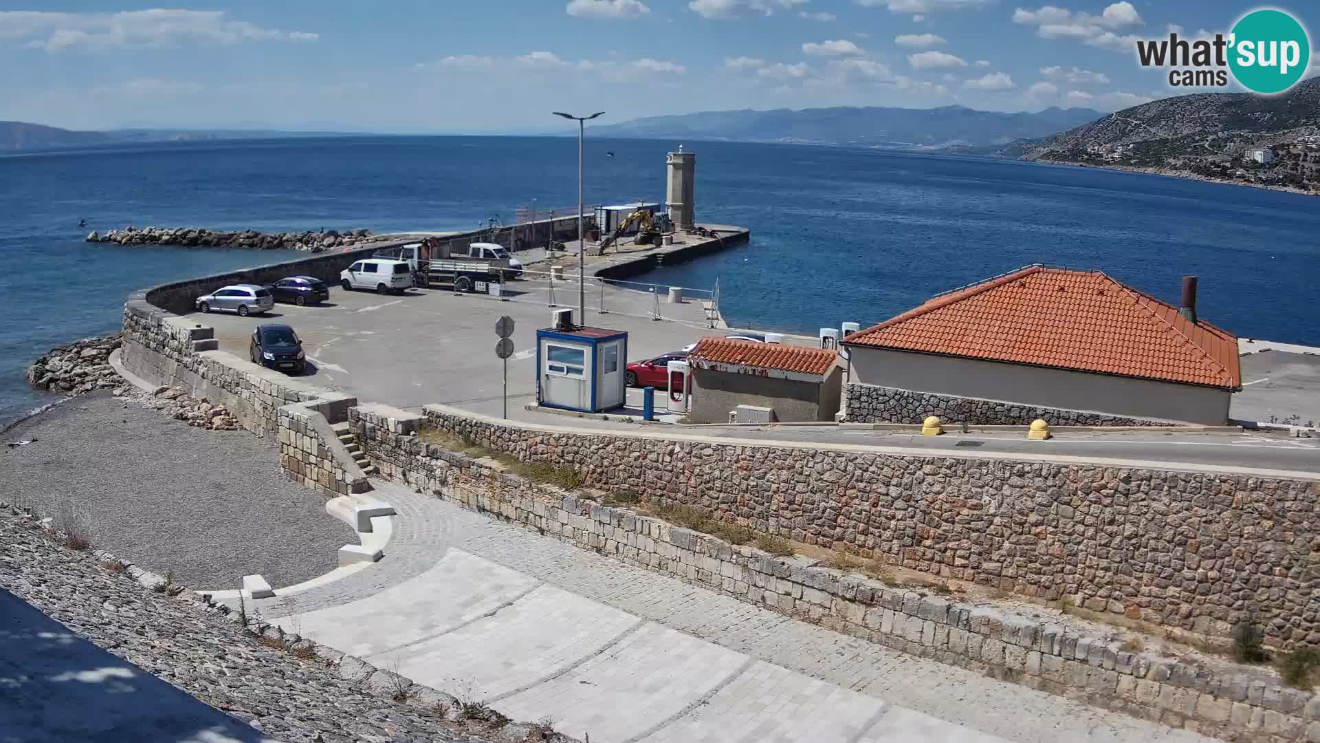 Spletna kamera Senj pristanišče – Pogled na valobran in svetilnik