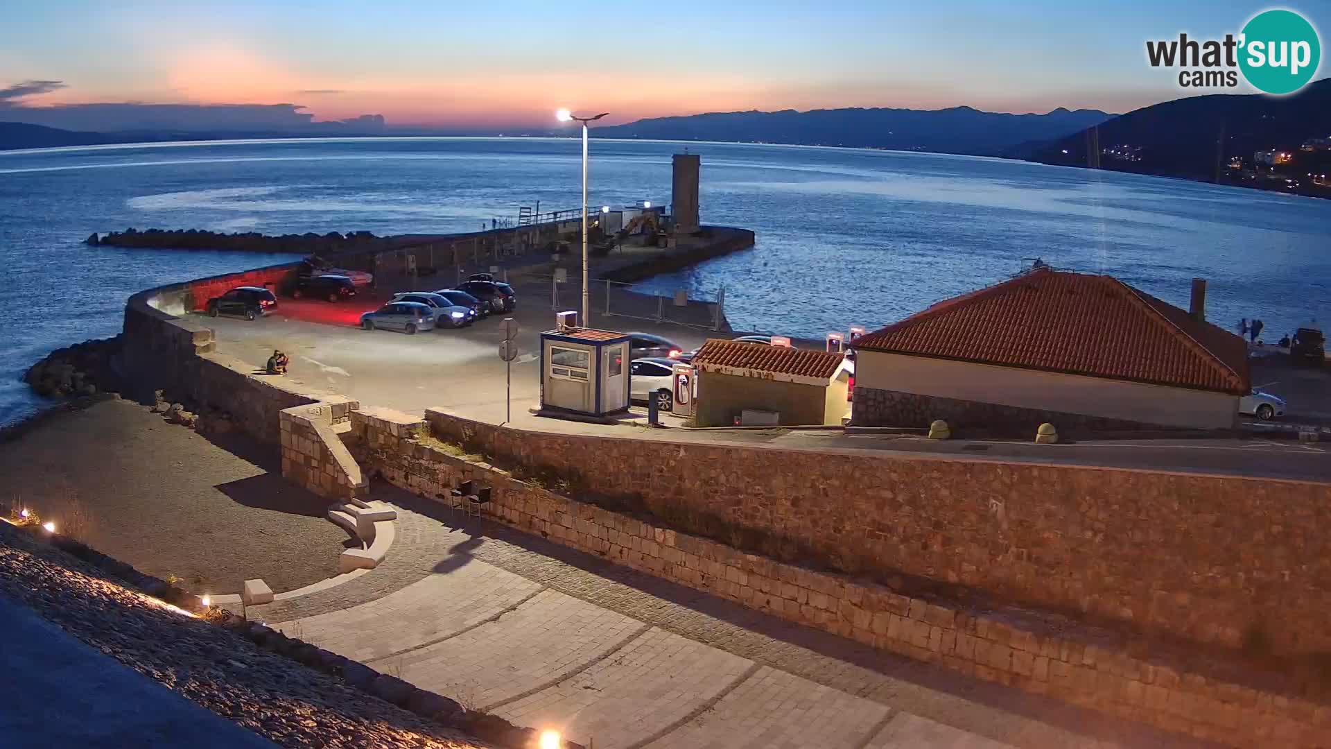 Spletna kamera Senj pristanišče – Pogled na valobran in svetilnik
