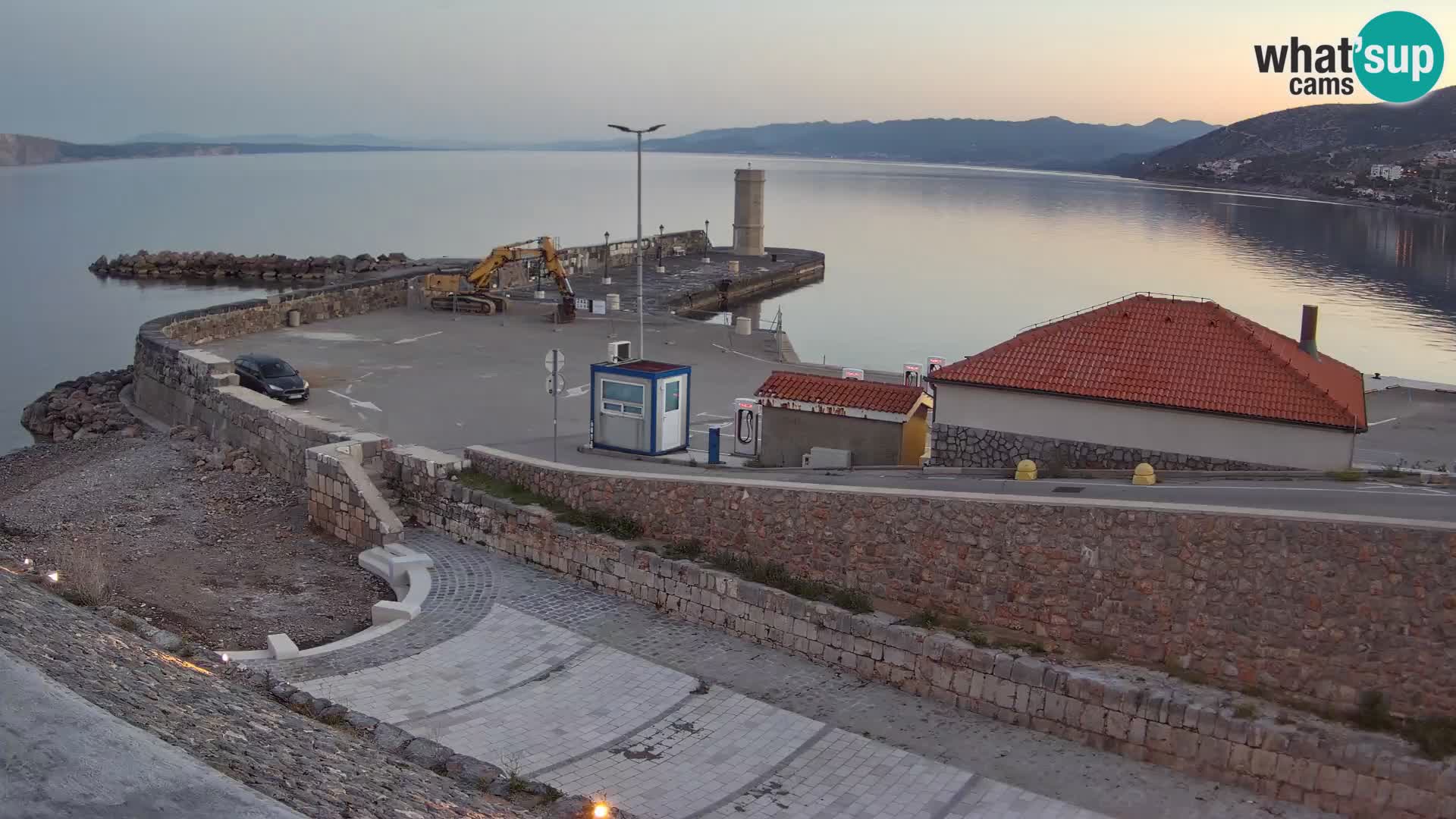Spletna kamera Senj pristanišče – Pogled na valobran in svetilnik
