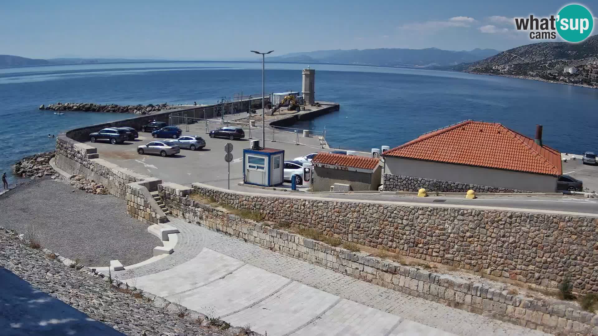 Spletna kamera Senj pristanišče – Pogled na valobran in svetilnik