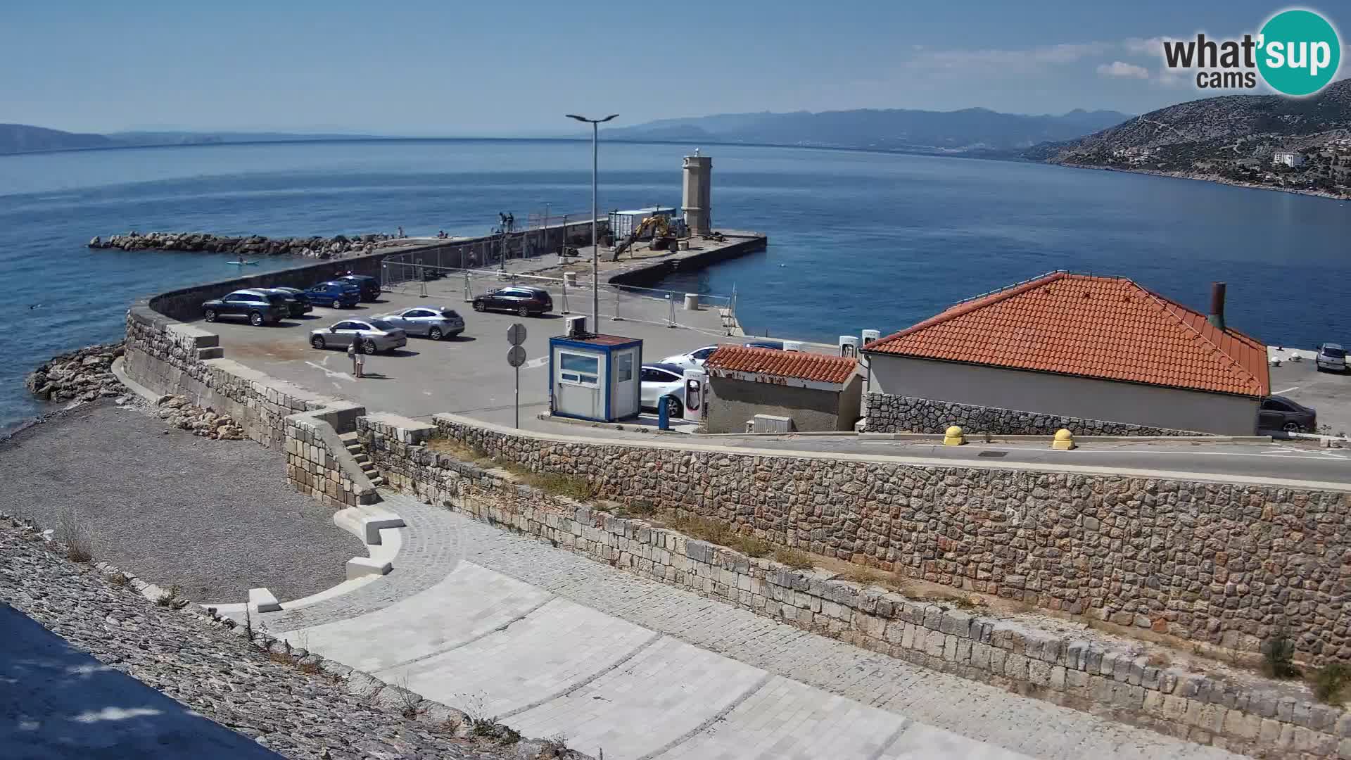 Spletna kamera Senj pristanišče – Pogled na valobran in svetilnik