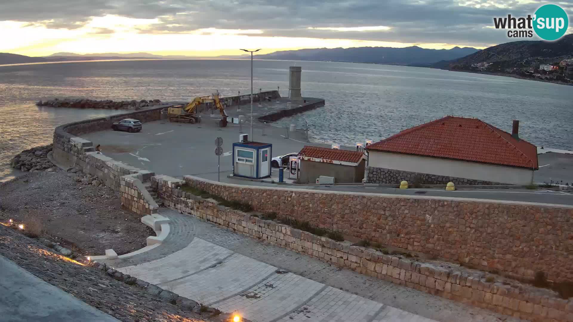 Spletna kamera Senj pristanišče – Pogled na valobran in svetilnik