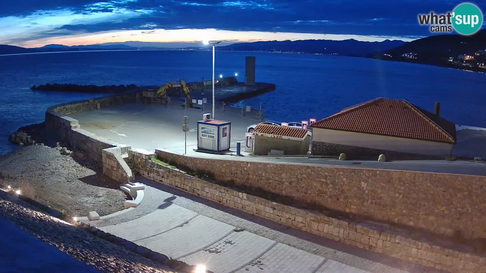 Spletna kamera Senj pristanišče – Pogled na valobran in svetilnik