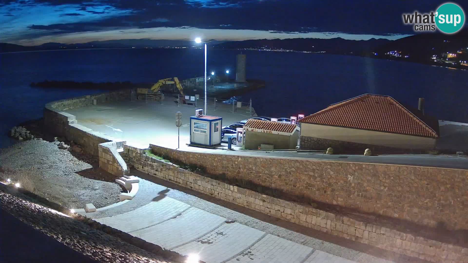 Spletna kamera Senj pristanišče – Pogled na valobran in svetilnik