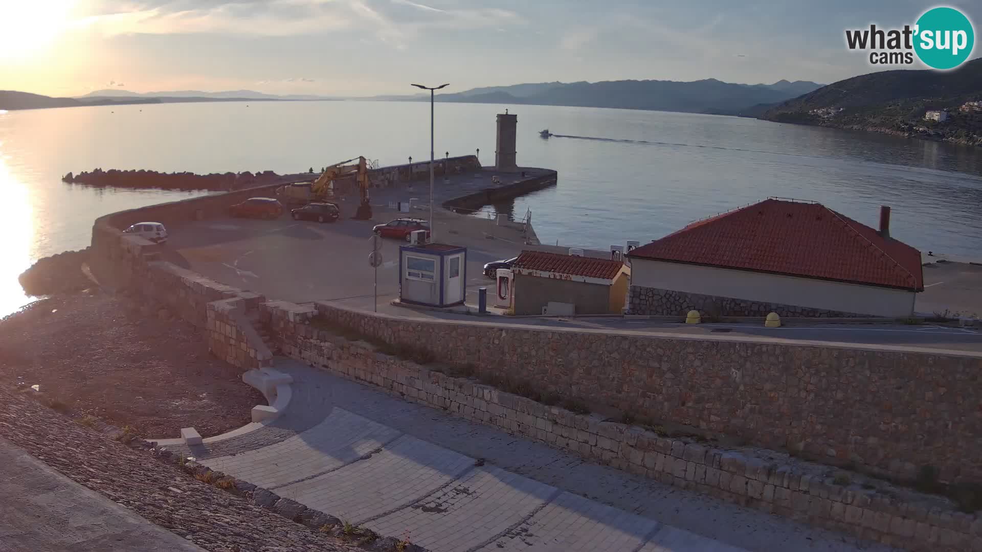 Spletna kamera Senj pristanišče – Pogled na valobran in svetilnik