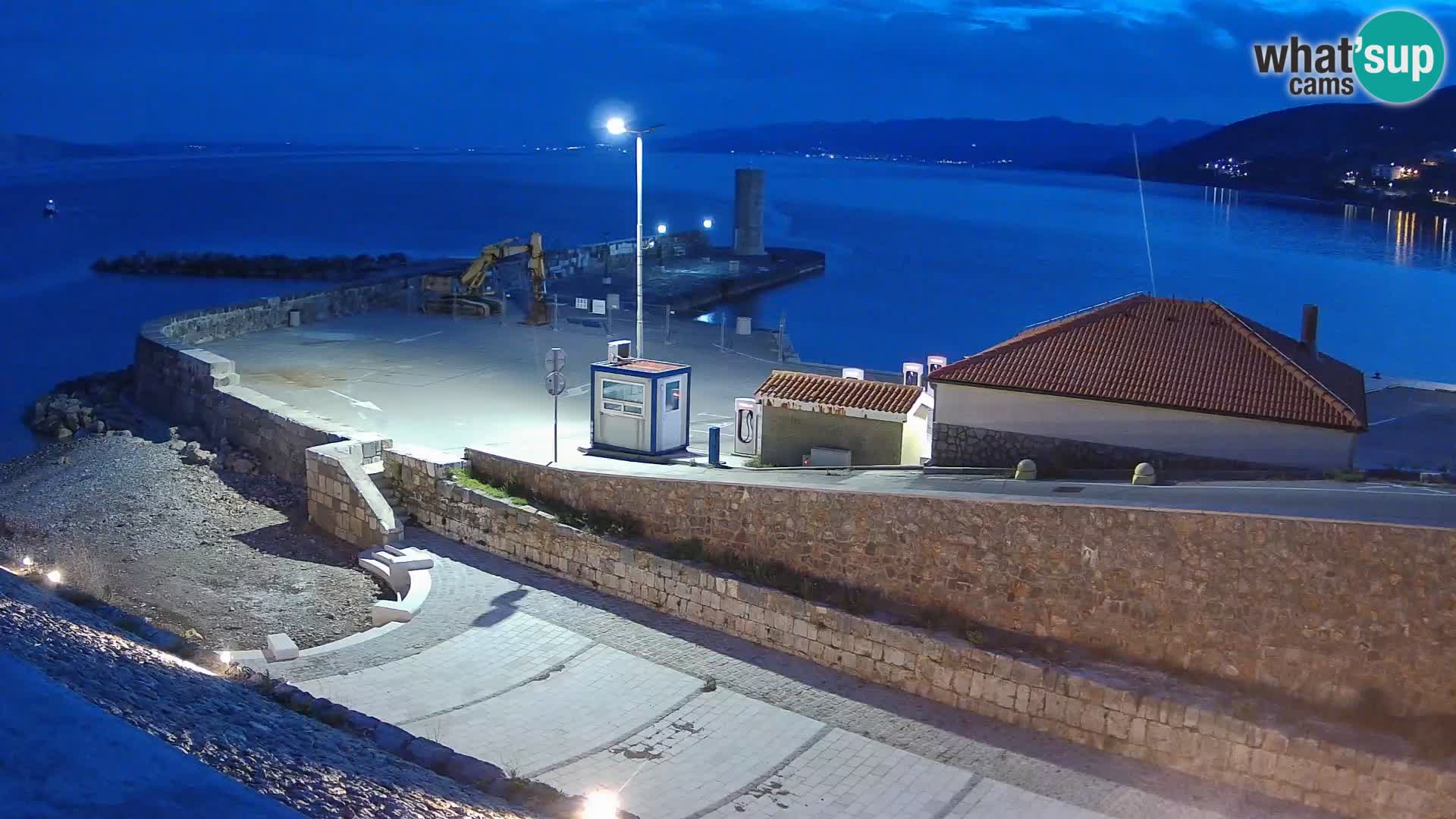 Spletna kamera Senj pristanišče – Pogled na valobran in svetilnik