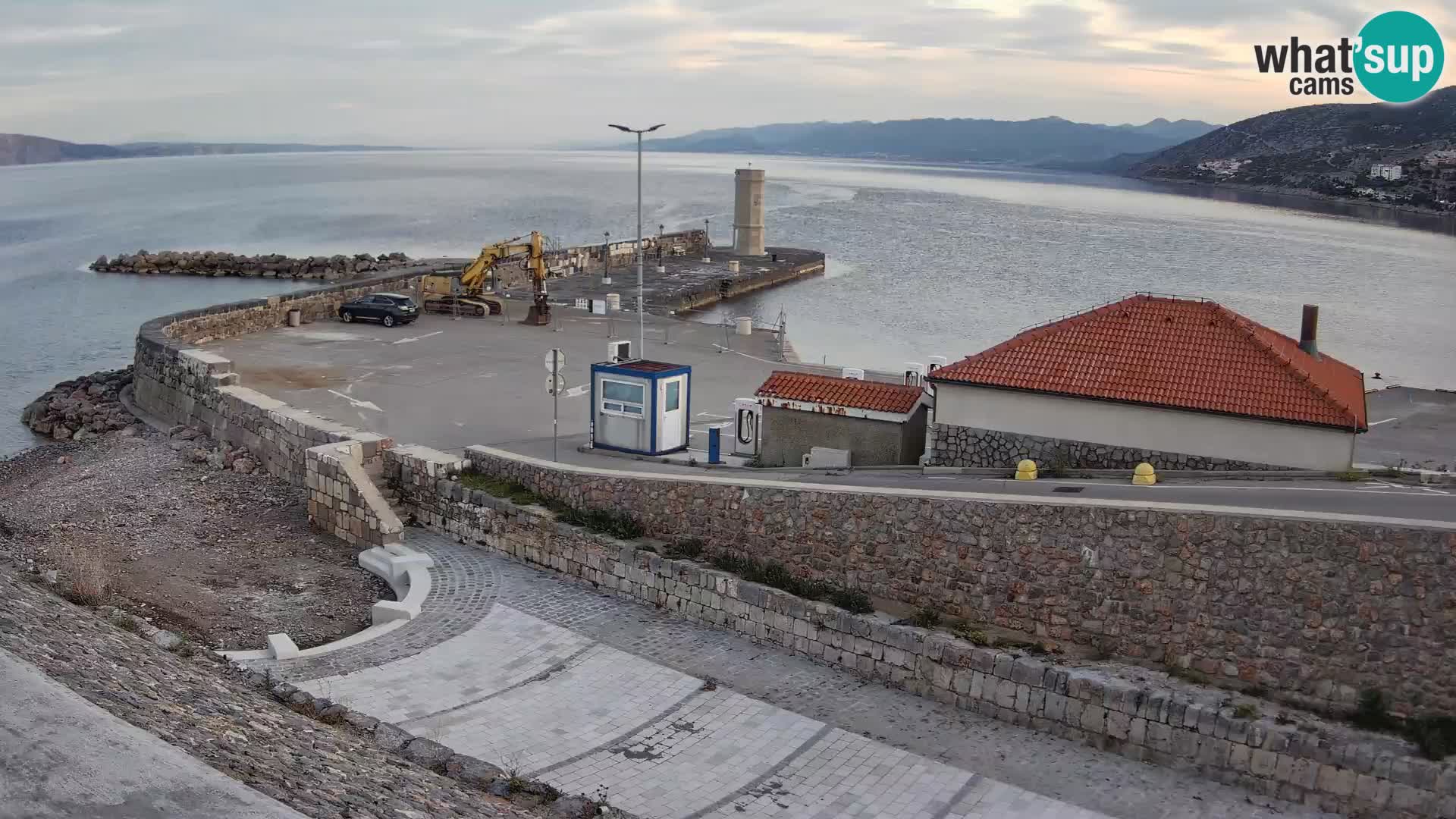 Spletna kamera Senj pristanišče – Pogled na valobran in svetilnik