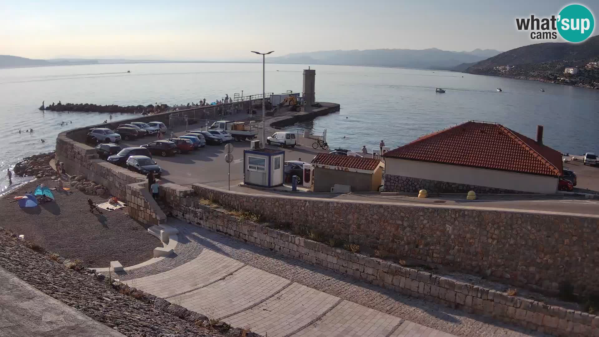 Spletna kamera Senj pristanišče – Pogled na valobran in svetilnik