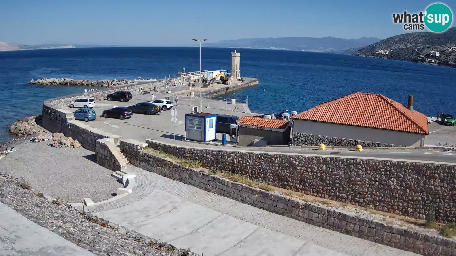 Spletna kamera Senj pristanišče – Pogled na valobran in svetilnik