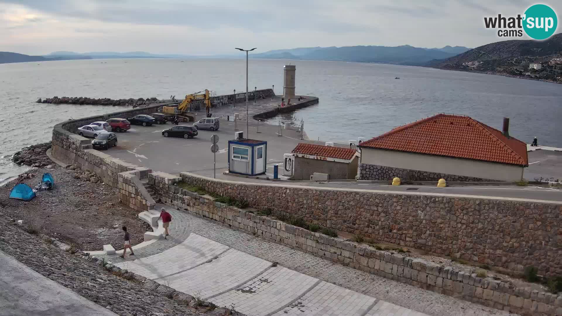 Spletna kamera Senj pristanišče – Pogled na valobran in svetilnik