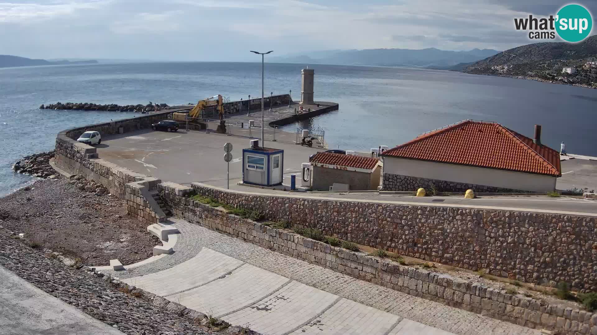 Spletna kamera Senj pristanišče – Pogled na valobran in svetilnik
