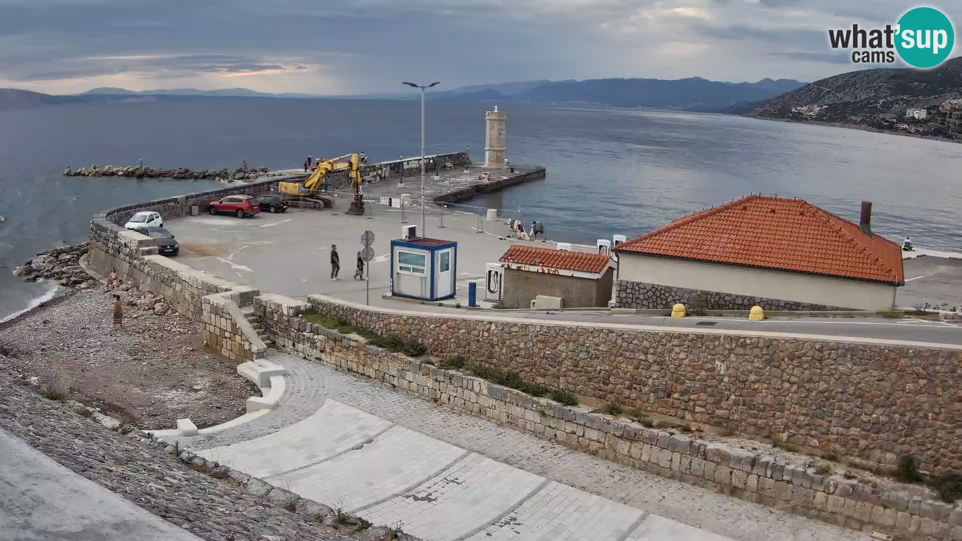Spletna kamera Senj pristanišče – Pogled na valobran in svetilnik
