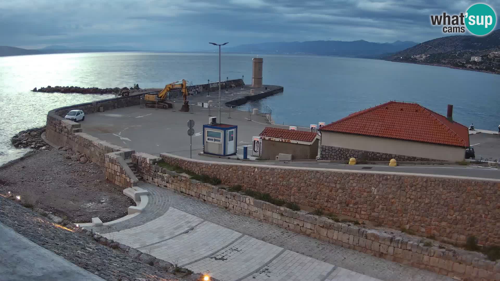 Spletna kamera Senj pristanišče – Pogled na valobran in svetilnik