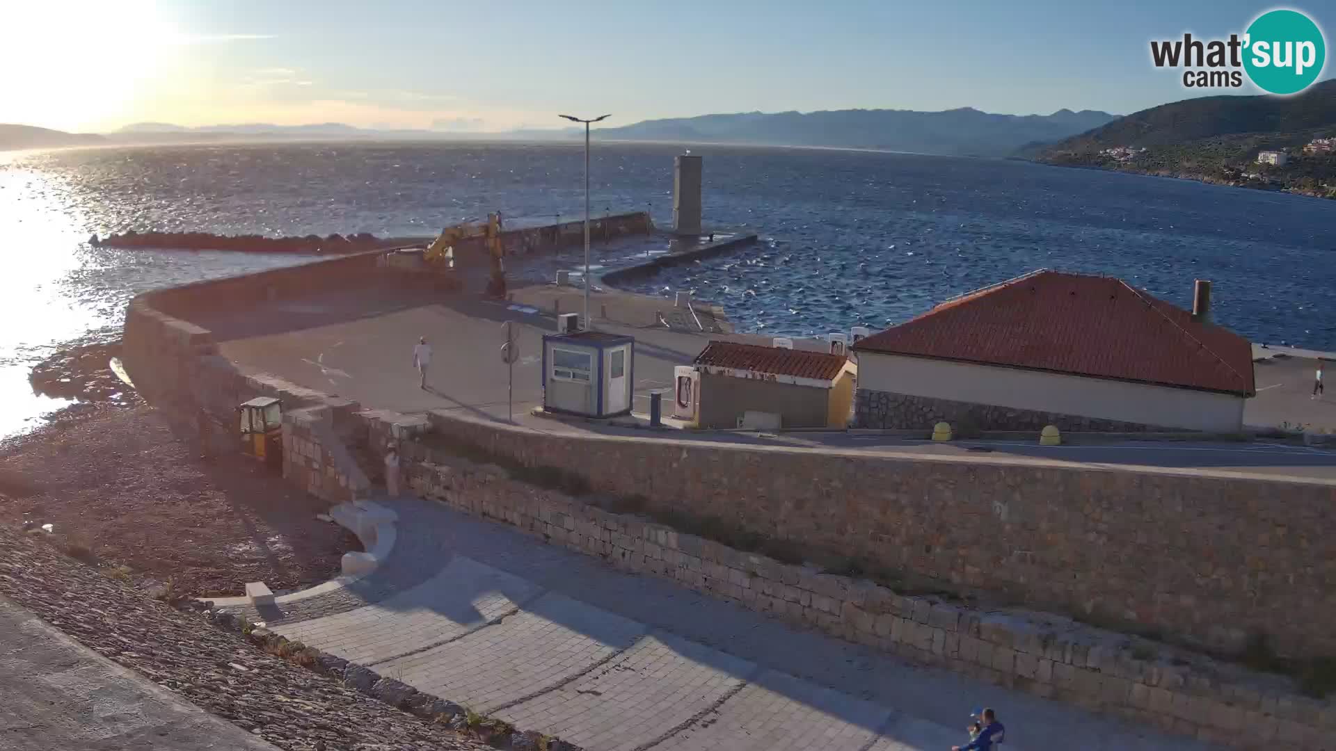 Spletna kamera Senj pristanišče – Pogled na valobran in svetilnik