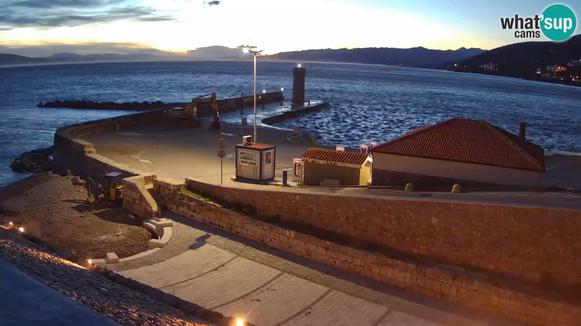 Senj Hafen Webcam – Wellenbrecher & Leuchtturm Liveblick