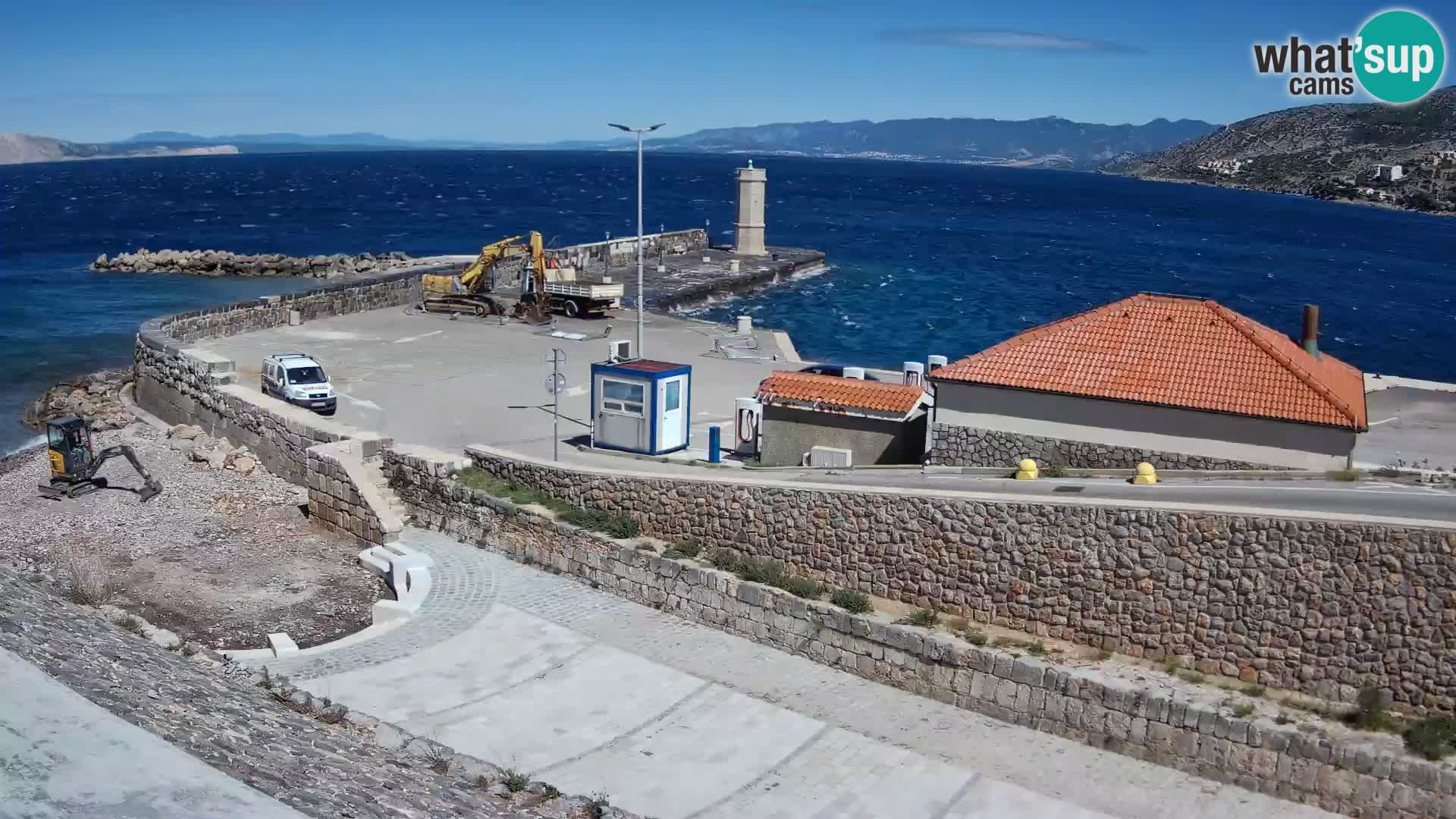 Spletna kamera Senj pristanišče – Pogled na valobran in svetilnik