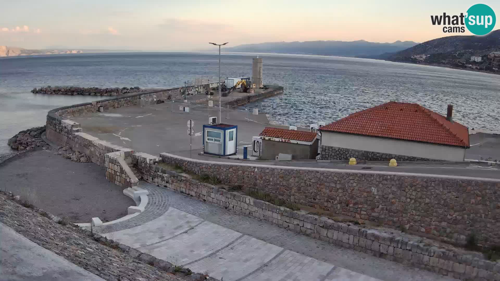 Spletna kamera Senj pristanišče – Pogled na valobran in svetilnik