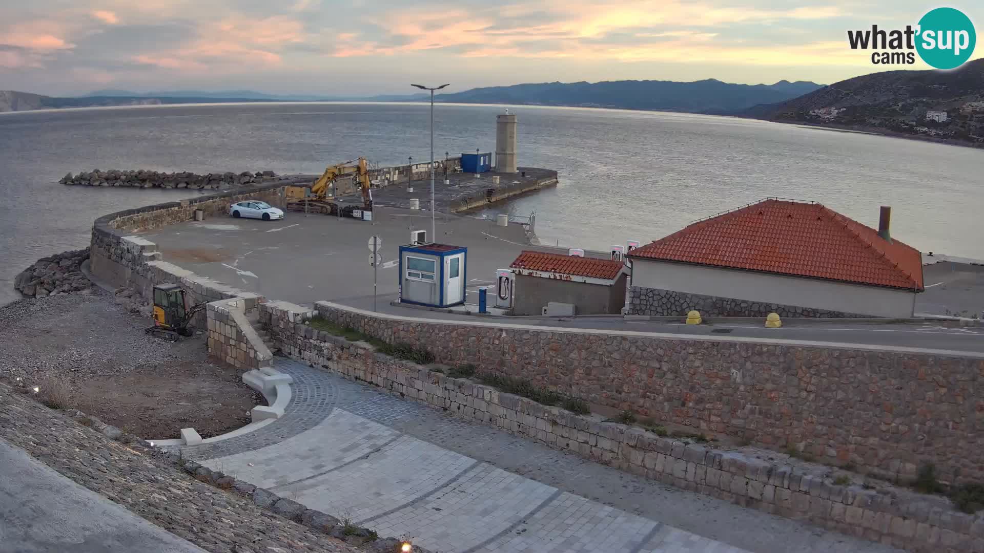 Spletna kamera Senj pristanišče – Pogled na valobran in svetilnik