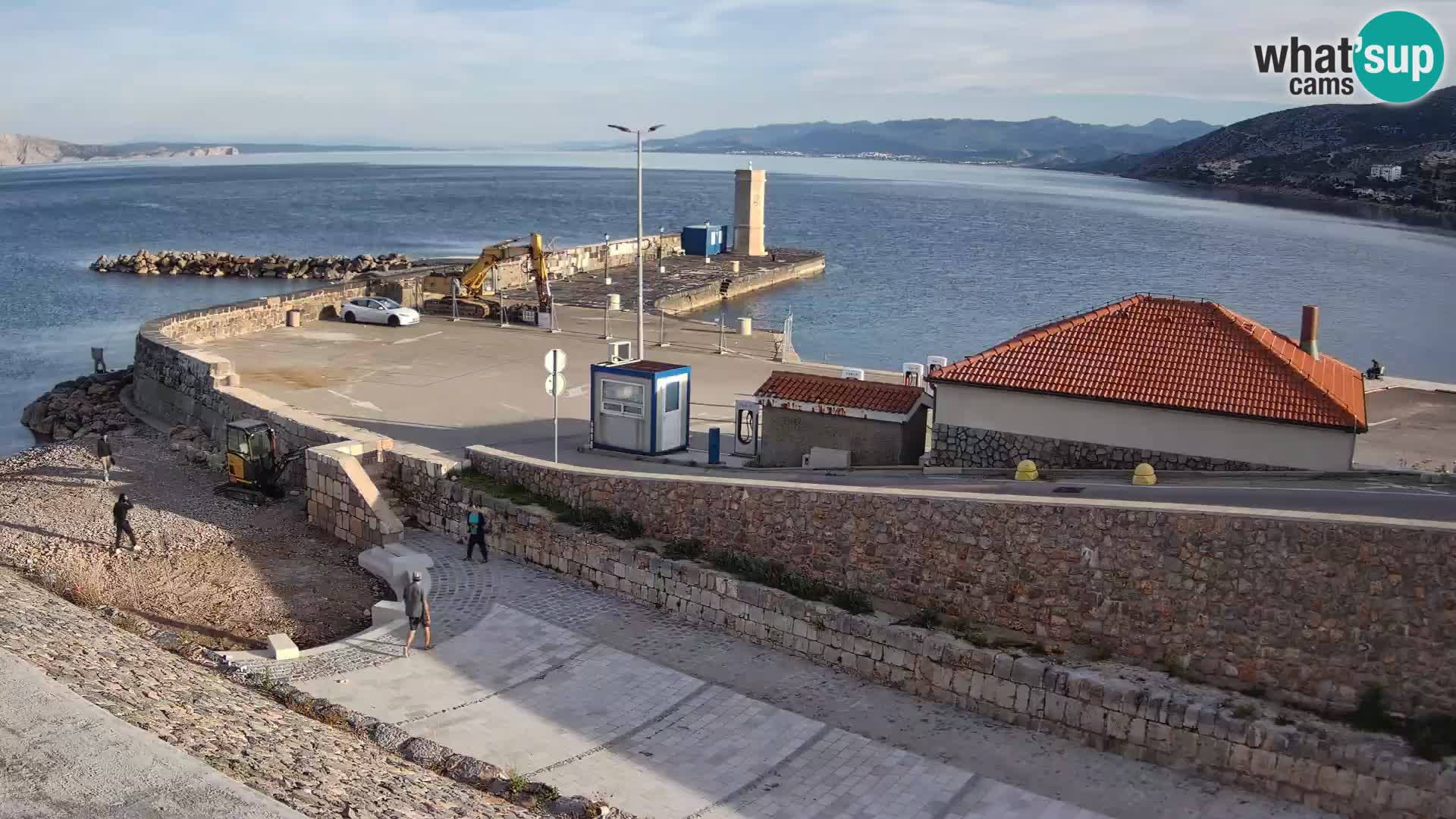 Spletna kamera Senj pristanišče – Pogled na valobran in svetilnik