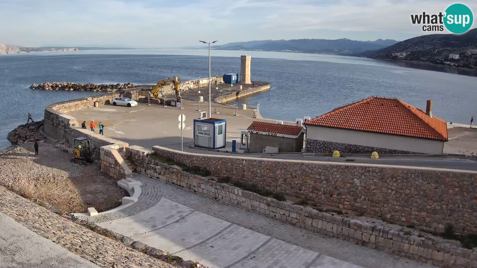 Spletna kamera Senj pristanišče – Pogled na valobran in svetilnik