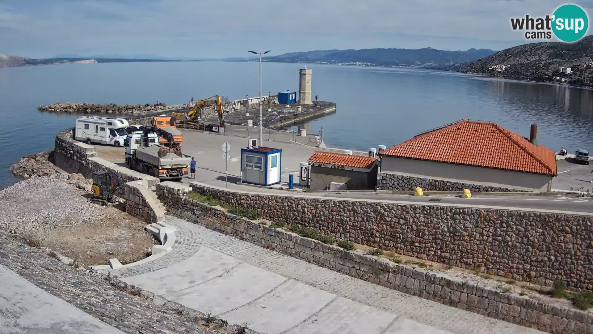 Spletna kamera Senj pristanišče – Pogled na valobran in svetilnik