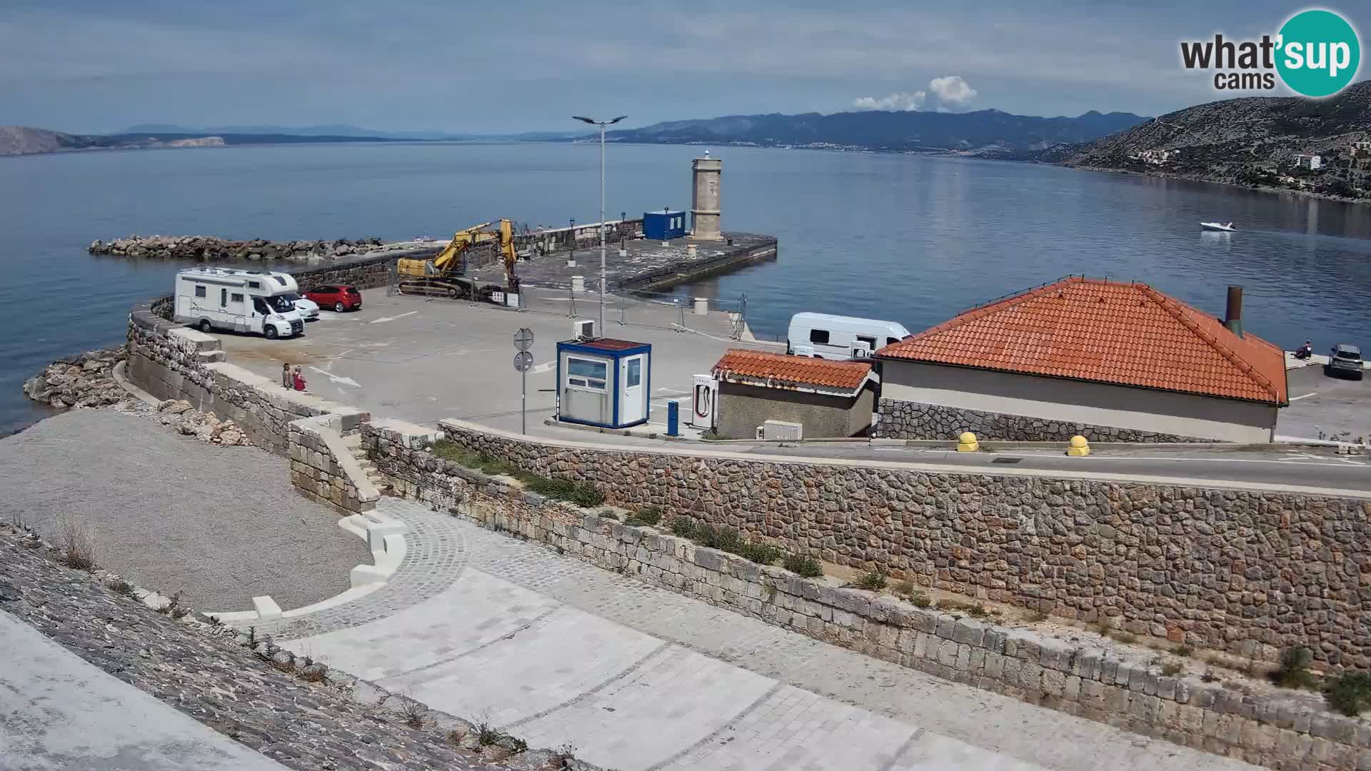 Spletna kamera Senj pristanišče – Pogled na valobran in svetilnik