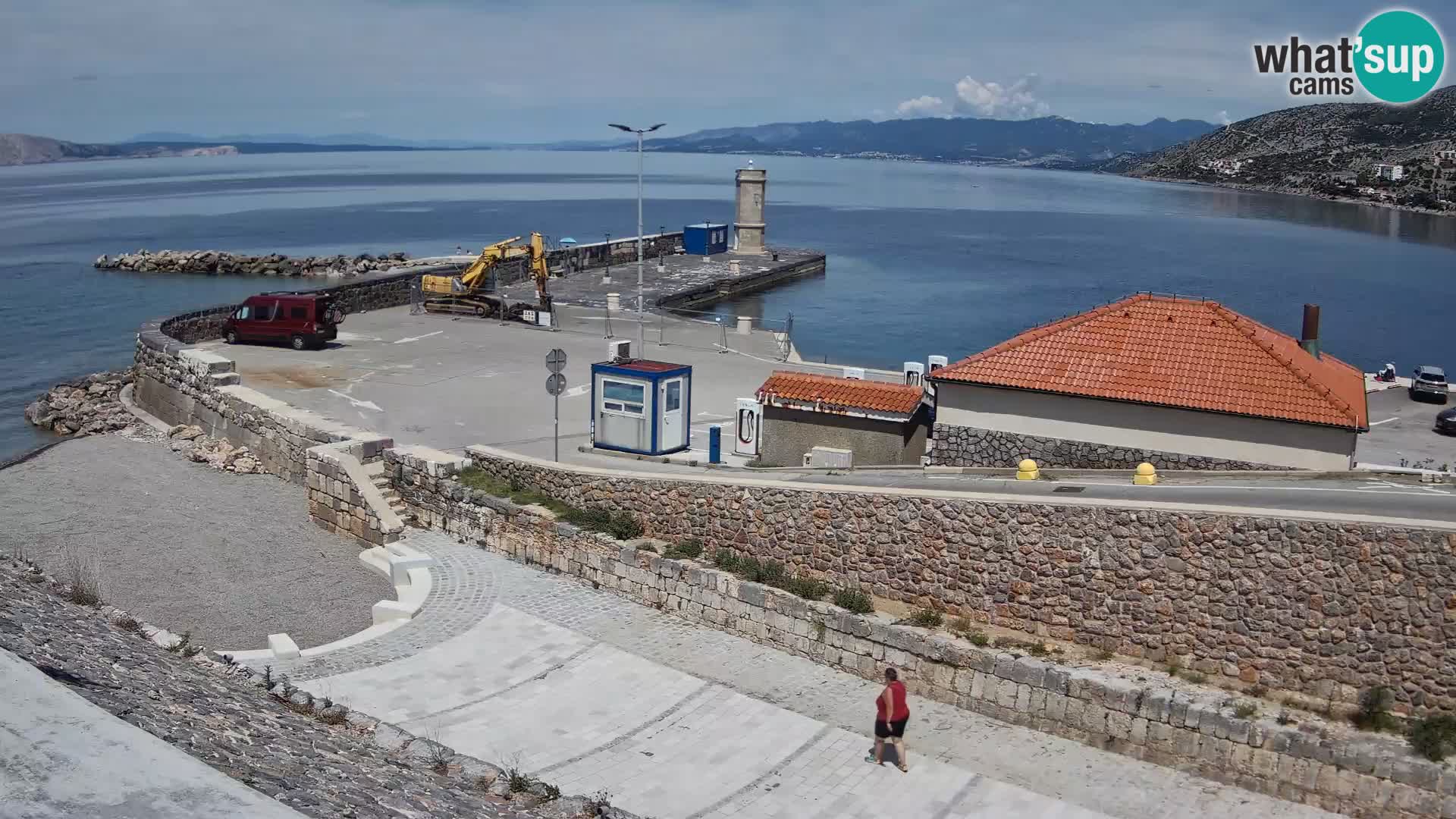 Spletna kamera Senj pristanišče – Pogled na valobran in svetilnik