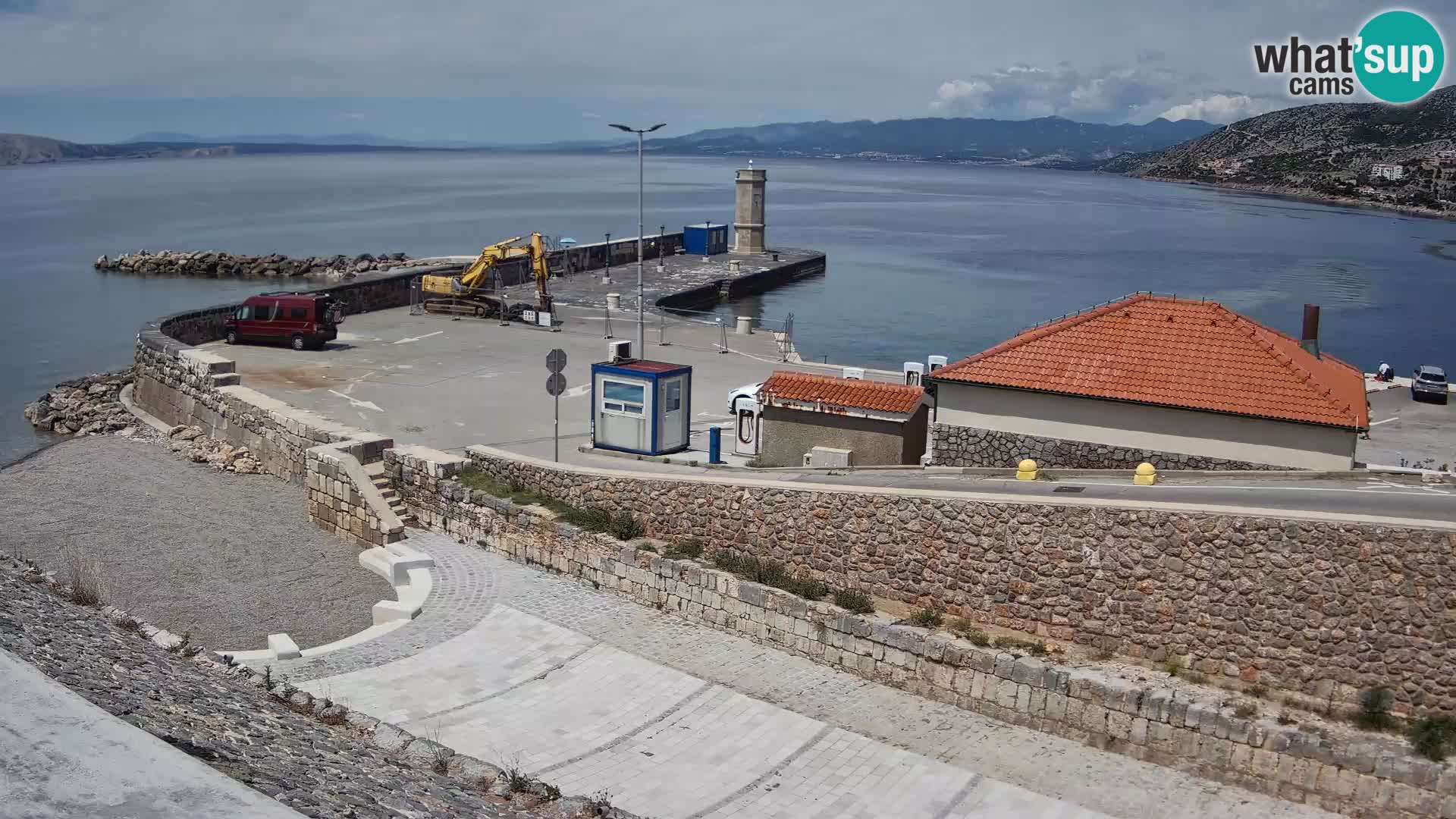 Spletna kamera Senj pristanišče – Pogled na valobran in svetilnik