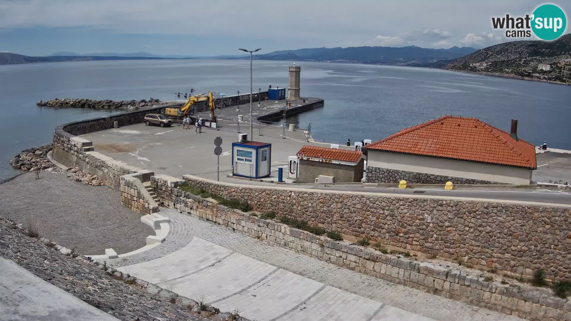 Spletna kamera Senj pristanišče – Pogled na valobran in svetilnik