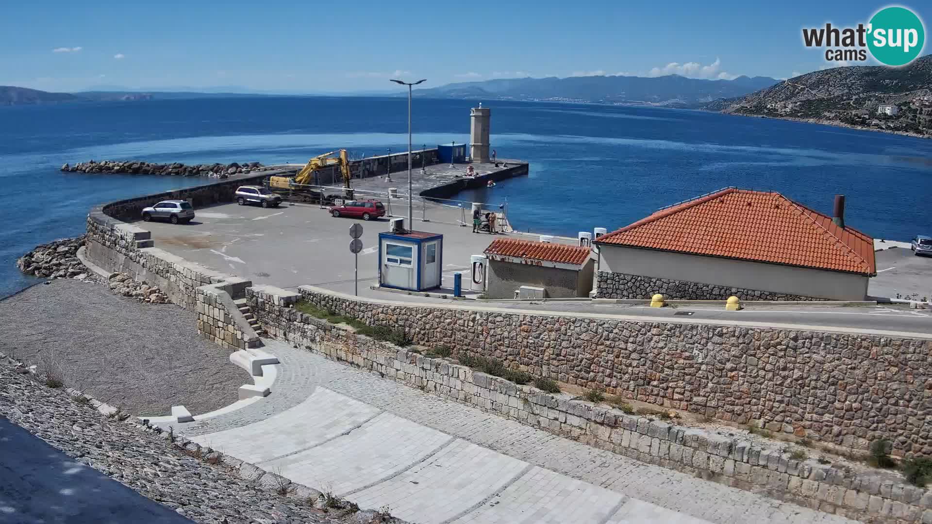 Spletna kamera Senj pristanišče – Pogled na valobran in svetilnik