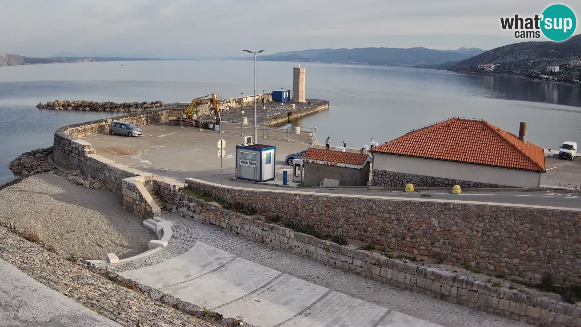 Spletna kamera Senj pristanišče – Pogled na valobran in svetilnik